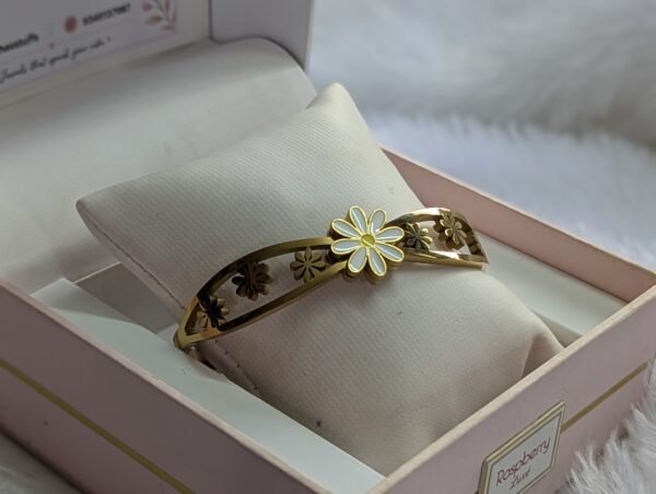 white daisy kada 2.6