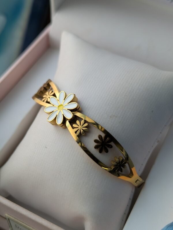 white daisy kada 2.6