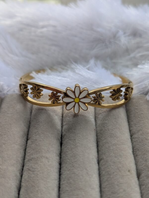 white daisy kada 2.6